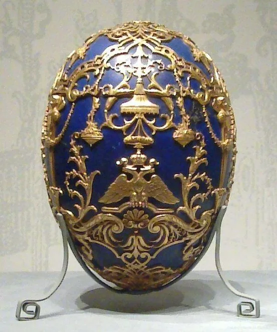 huevo de faberge azul con detalles en dorado