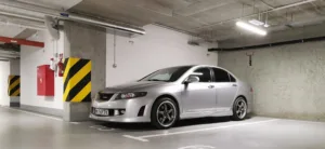 coche aparcado en una plaza de garaje de un aparcamiento subterráneo