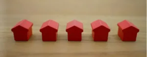 casitas rojas de madera sobre una mesa