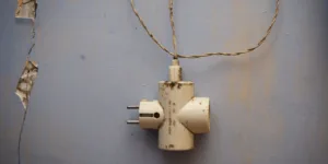 enchife viejo colgando