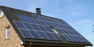 tejado de una casa lleno de placas solares