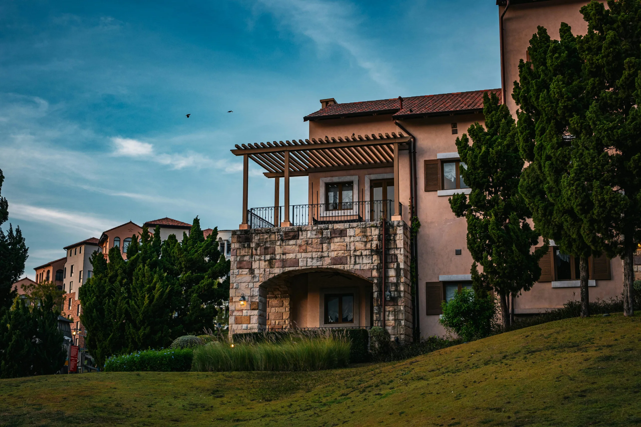 Diferencia entre balcón y terraza: cómo distinguirlos y cómo afectan al valor de tu casa