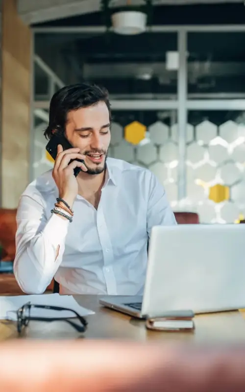 hombre hablando por teléfono en la oficina