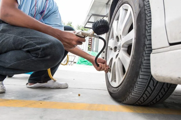 Comprobar la presión de los neumáticos coches de segunda mano