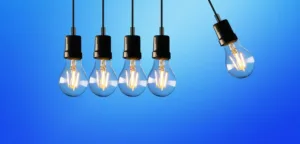 péndulo de bombillas encendidas sobre fondo azul
